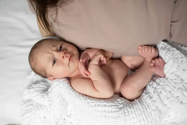 İlk ayımın. Sakin, yeni doğmuş çocuğun annesinin ellerinde yatıp sıcak yatak odasında vakit geçirirken dikkatle bir şeye baktığı en iyi manzara.