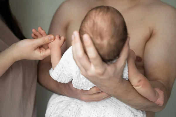 Çocuklarını ellerinde tutan ebeveynlerin görüntüsü. Mutlu anne yeni doğmuş çocuğunun elini tutuyor. Baba çocuğunu gururla kucaklıyor. Stok fotoğrafı