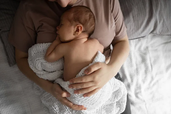 Seni dünyalar kadar seviyorum. Esmer annenin yatak odasındaki yatakta tatlı bebeğiyle dinlendiği en güzel manzara. Annelik ve mutlu çocukluk kavramı