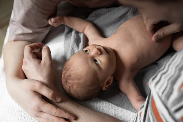 Annelik günlerin kutlu olsun. Oğlunun üzerine eğilmiş, sevgi ve özenle ona bakan sevgili annenin manzarası.