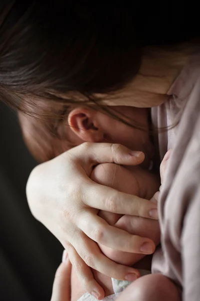 Doğum günün kutlu olsun. Anne, güzel bebeğiyle eğlenirken onu kucağına alıp şefkatle aşağıya bakıyor. Stok fotoğrafı