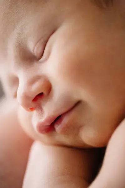 Memnun oldum. Sevimli yeni doğmuş bebek, sıcak odada gözleri kapalı yatarken yatakta uyuyor. Mutlu çocukluk kavramı. Stok fotoğrafı