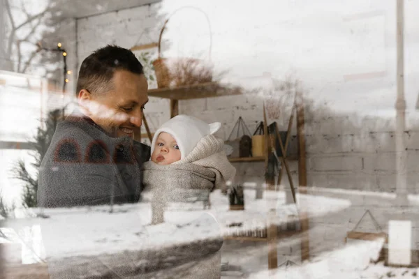 Tıraşsız yakışıklı adamın, balkonda oğluyla kaynaşırken zevkle oğluna bakışının penceresinden bak. Babalık kavramınız kutlu olsun. Stok fotoğrafı