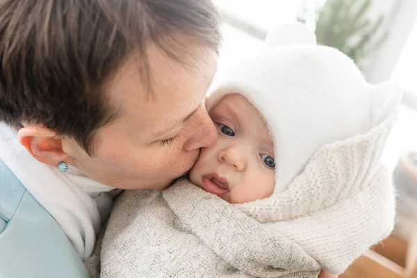 Şefkatli öpücük. Esmer, kısa saçlı kadının yüksek açılı portresi. Küçük oğlunu elinde tutuyor ve onu piliçle öpüyordu. Mutlu annelik kavramı. Stok fotoğrafı