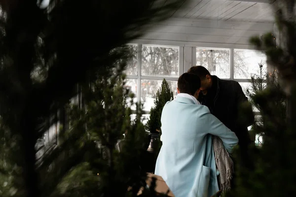 Beyaz tenli genç anne babaların terasta tatlı bebeklerini kucaklarken ona şefkatle baktıklarını görüyorum. Ebeveynlik ve mutlu çocukluk kavramı