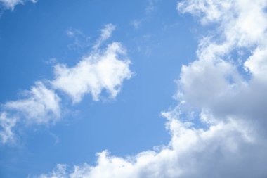 Gökyüzü değişimleri için mavi gökyüzü beyaz bulutları