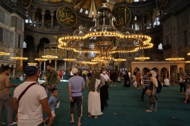 İnsanlar Ayasofya Camii 'ni ziyaret ediyor