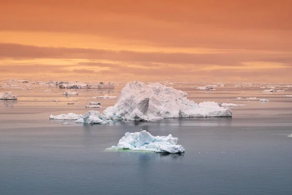 格陵兰北冰洋上的冰川正在融化 巨大的冰川每天都在破裂 对世界气候系统是危险的 射击的日子是多雾的天气 冰川看起来也不清楚 — 图库照片