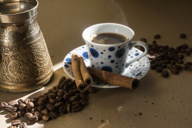 Masanın üzerinde demlenmiş kahve tahıl