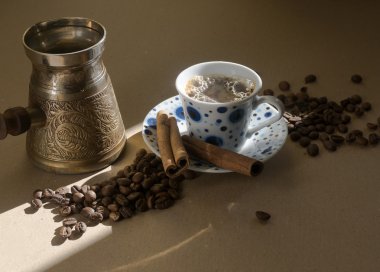 Masanın üzerinde demlenmiş kahve tahıl