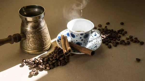 Brewed coffee grain on the table — Stock Photo, Image