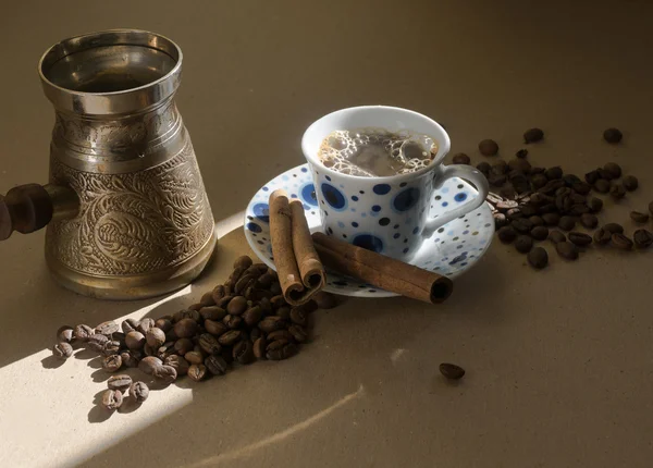 Masanın üzerinde demlenmiş kahve tahıl