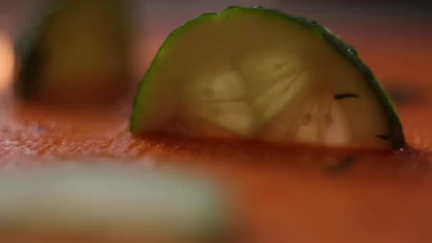Μια φέτα αγγούρι φωτίζεται από μια ακτίνα του ήλιου — Αρχείο Βίντεο