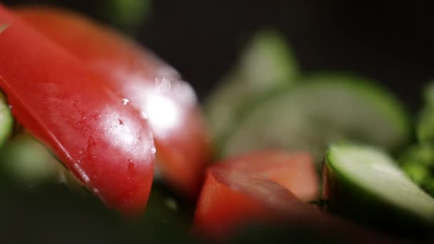 Tomatenscheiben fallen in eine Schüssel für Gurkenscheiben — Stockvideo