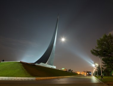 Gece sokakta Kozmonotlar
