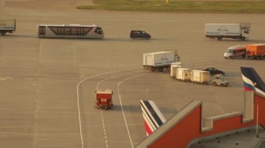 Servis nakliye uçakları Sheremetyevo Havaalanı üzerinde hareket