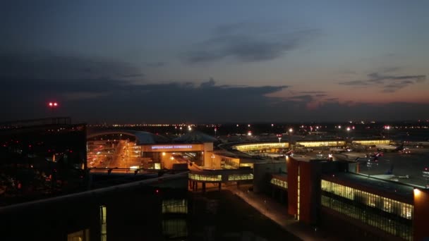 Vista superior del aeropuerto de Sheremetyevo por la noche — Vídeo de stock
