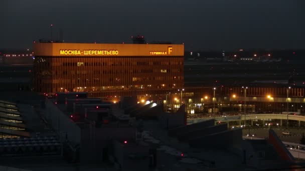 Sheremetyevo terminal f por la noche — Vídeo de stock