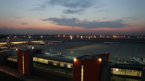 Pohled shora na letiště Šeremetěvo v noci — Stock video