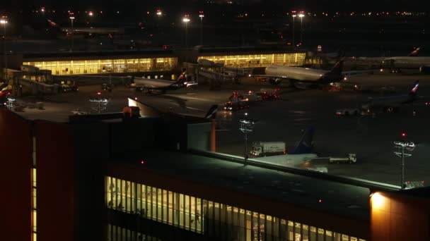 Blick von oben auf den Flughafen Scheremetjewo bei Nacht — Stockvideo