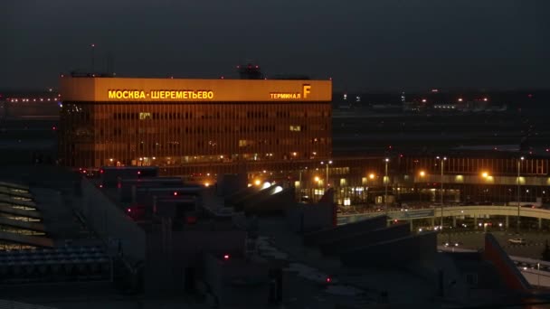 Vista superior do aeroporto de Sheremetyevo à noite — Vídeo de Stock