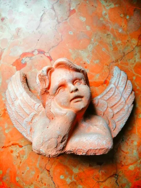 Маленький Ангел Хранитель Маленький Детский Терракотовый Ангелочек Оранжевом Мраморе Излучает — стоковое фото