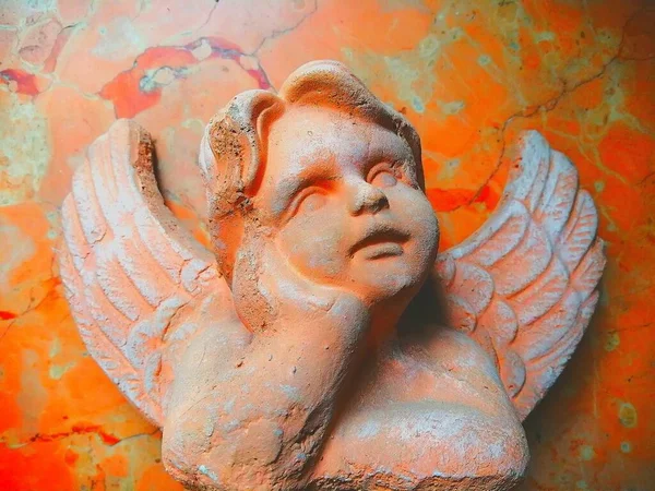 Angyal Golyón Védő Terrakotta Kis Angyal Narancssárga Márványon Békét Nyugalmat — Stock Fotó