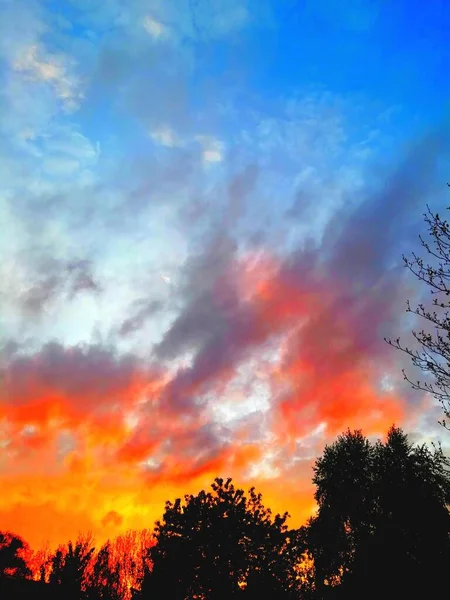 太陽が沈むと 空の雲は赤くなった — ストック写真