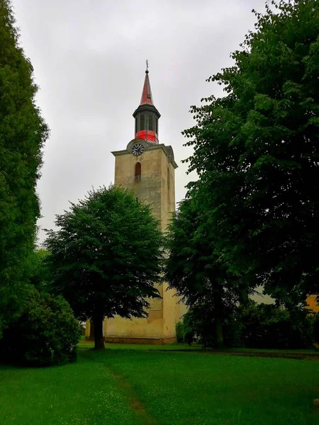 Αρχαίος Πύργος Εκκλησίας Ρολόι Υψηλός Πύργος Μιας Παλιάς Εκκλησίας Στο — Φωτογραφία Αρχείου