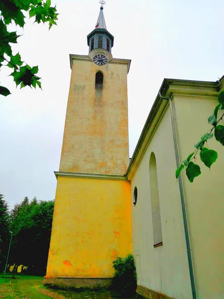 Iglesia Con Torre Torre Amarilla Iglesia Con Reloj Parte Iglesia — Foto de Stock