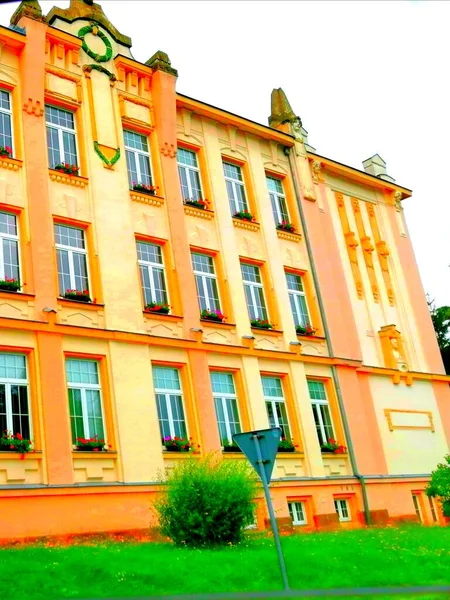 Groot Schoolgebouw Onderdeel Van Een Groot Kleurrijk Gebouw Met Ornamenten — Stockfoto