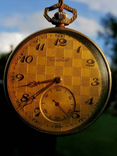 Uma Vez Relógio Bolso Antigo Iluminado Pelo Sol Sobre Fundo — Fotografia de Stock