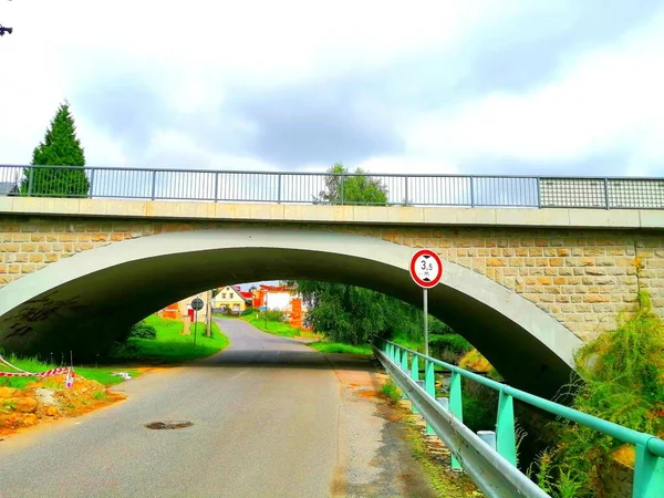 Ponte Arco Ponte Cemento Rivestito Pietra Che Mostra Due Direzioni — Foto Stock