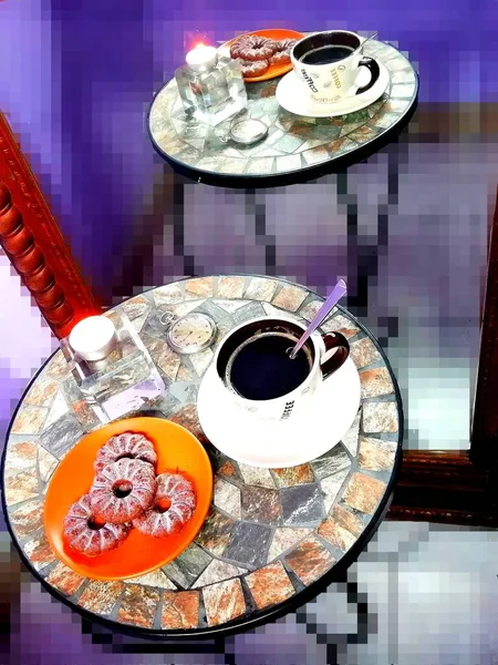 コーヒーの時間だ 時間の象徴としてのポケット銀時計と幸福のためのティーキャンドルもある小さなモザイクテーブルの上にビスケットとコーヒー — ストック写真