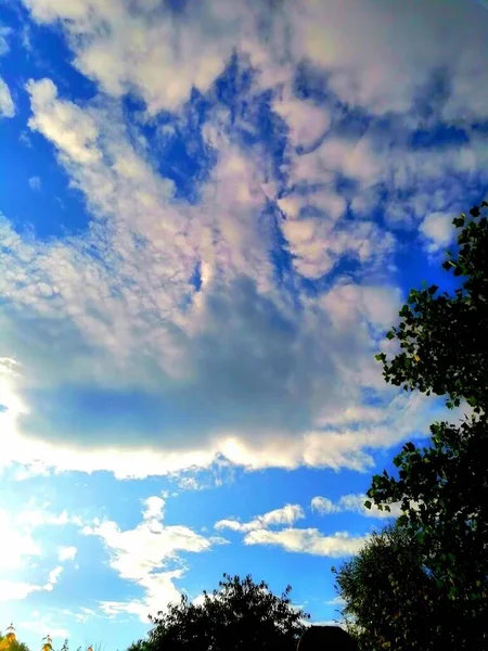 Σύννεφα Φωτισμένα Από Τον Ήλιο Σύννεφα Στον Ουρανό Και Φως — Φωτογραφία Αρχείου