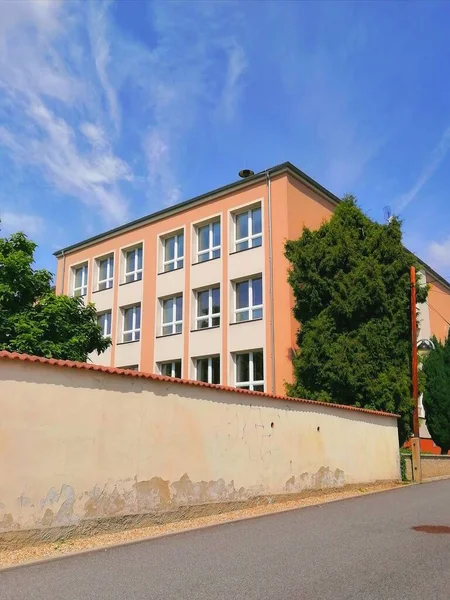 Pequeno Edifício Escolar Uma Escola Moderna Colorida Cúbica Menor Com — Fotografia de Stock