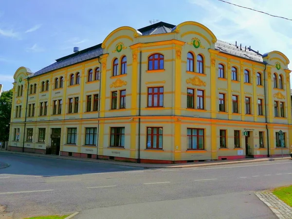 Brede Hoek Versierd Gebouw Historische Stedelijke Architectuur Vorm Van Een — Stockfoto