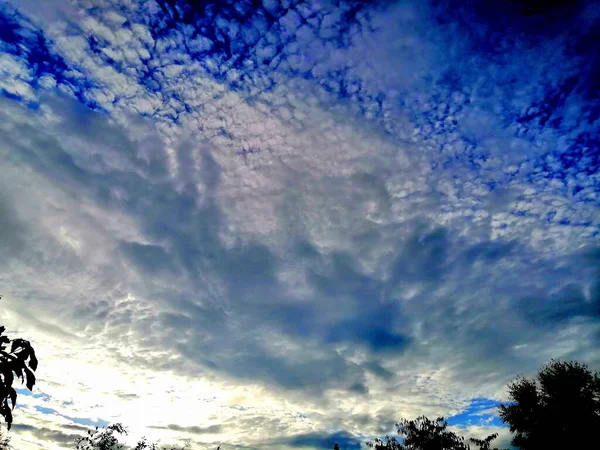 Éclat Lumière Dans Ciel Ciel Bleu Foncé Avec Beaucoup Nuages — Photo