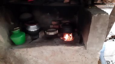 Dışarıda, alevler içinde, kapalı.