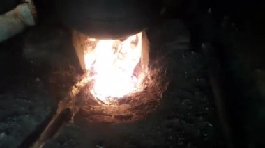 Dışarıda, alevler içinde, kapalı.