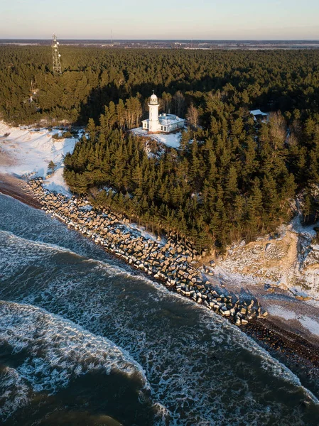 Uzava deniz feneri yukarıdan ele geçirildi. Uzava, Letonya.