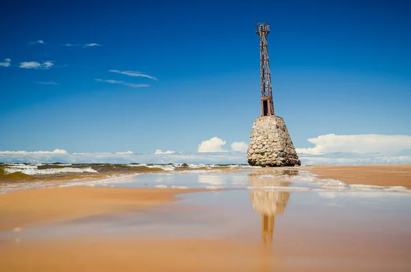 Rigas Körfezi kıyısındaki Kurmrags Deniz Feneri, Letonya.