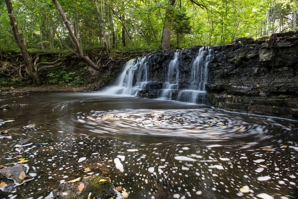 Letonya 'nın Renda kentindeki küçük Ivande nehrinde uzun süreli şelale
