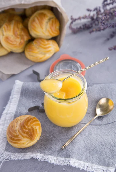 bir kavanoz içinde Limon Lor