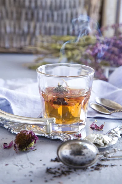 Bir bardak çay çiçek ile
