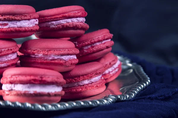 Macarons ahududu krema ile
