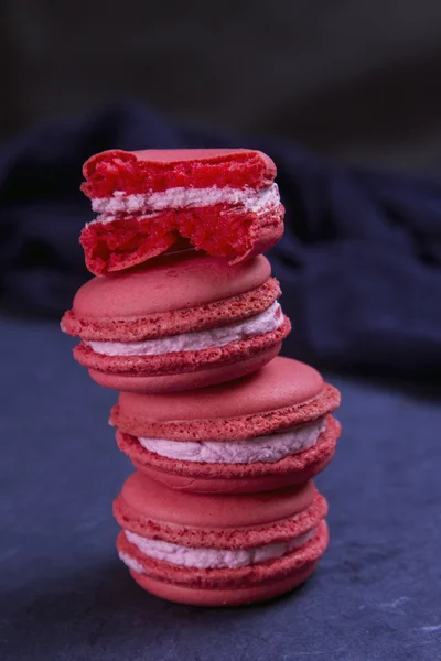 Macarons ahududu krema ile