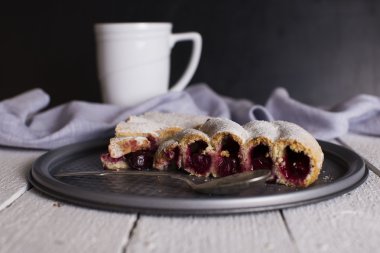 Kiraz ve pudra şekeri ile ev yapımı pasta