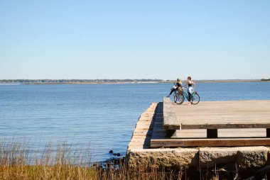 İki kız limana bakıyor.