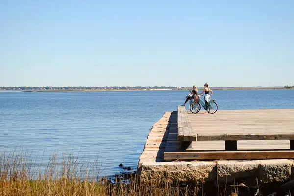 İki kız limana bakıyor.